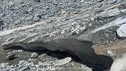 Cliquez ici pour agrandir l'image de cette bordure de glace massive apparue au sein de la relique la plus basse du glacier de Labby
