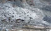 Cliquez ici pour agrandir l'image de la fraction amont du glacier de Labby en cours de recouvrement rocheux